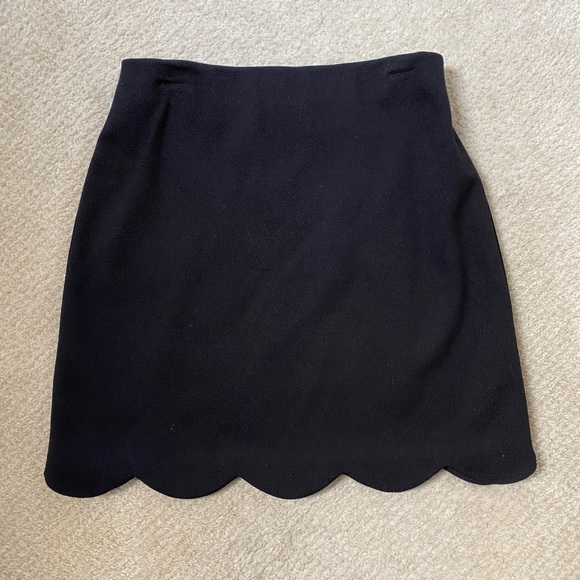 TOPSHOP BLACK MINI SKIRT WITH SCALLOP DETAIL - Picture 2 of 4